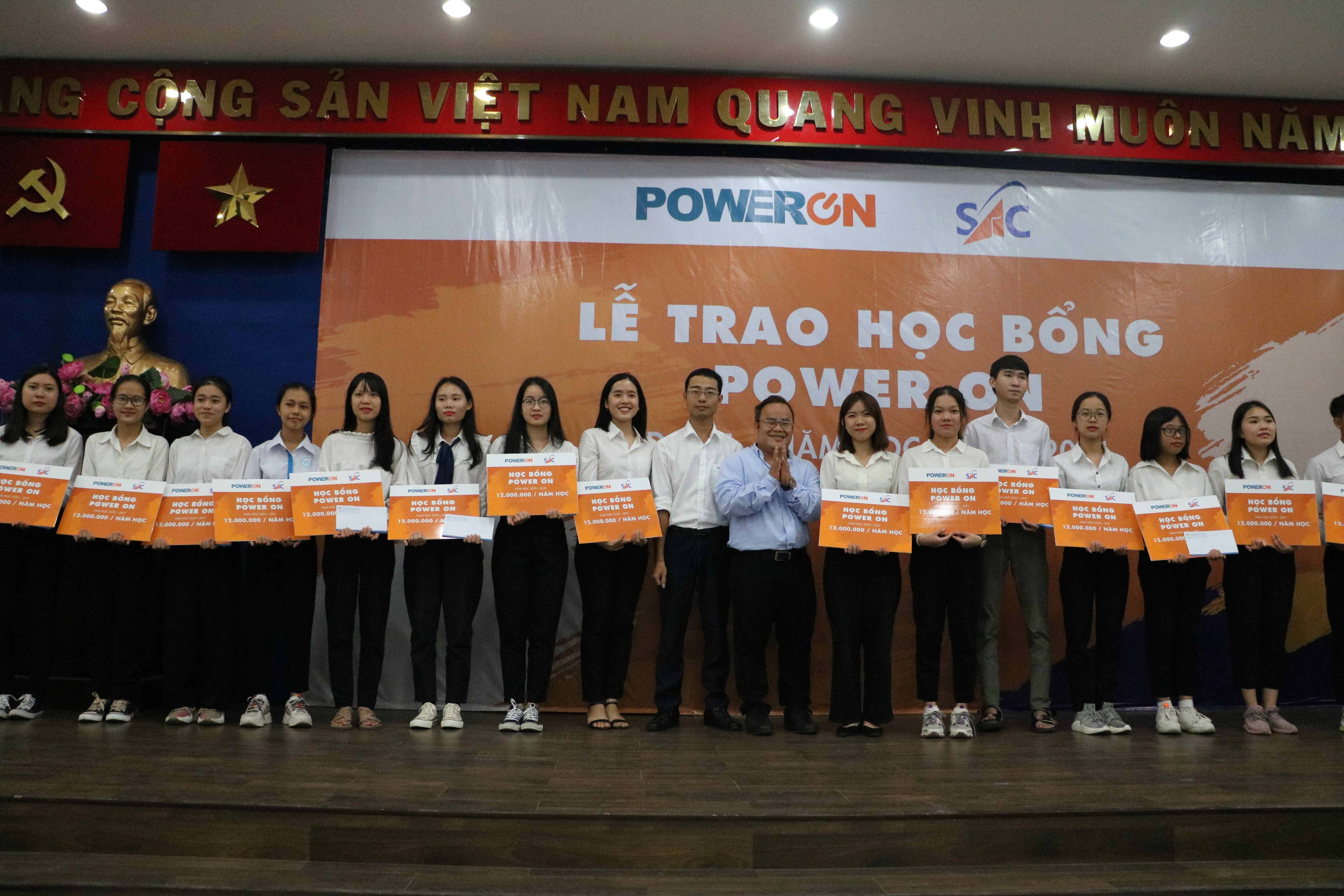 Trao học bổng trị giá hơn 2,1 tỷ đồng tặng sinh viên hoàn cảnh khó khăn